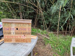 L aprés de l atelier Nichoir , Dans un jardin secret où les mésanges rêvent d’un futur meilleur…
Une équipe légendaire se rassemble. ✨
🦸‍♂️ Mik-Guy-vert
Blessé au doigt… mais guidé par l’honneur, la force, et une ségoine affûtée. 🤏⚔️
Il scie. Il découpe. Il défie la sécurité .
Un héros comme on en fait plus.
🔨 Isabelle, dite “Isa-Hammer”
Assiste, martèle, encourage et cogne avec la grâce d’un marteau-thor version potager.
Les clous tremblent encore.
Quand Isa prend le marteau, même les vis se mettent au garde-à-vous.
🥥🌱 Martine & Hélène — Les Gardiennes de la Christophine
Munies d’un escabeau, d’un fil de fer, et de la force sacrée du jardinage.
Elles redressent, elles attachent, elles redonnent espoir à la Christophine.
La moitié de Natacha, mais 200% d’efficacité mais qui assite tout le monde au potager.
☕🥧 Stéphane — Le Stratège en retrait
Dans l’ombre… il arrache les agrafes des cagettes.
Il mange du cake.
Il boit du café.
Les piliers invisibles de toute grande mission.
🔥 Gabi, dite Gabi-Taiflamme
Fournisseuse officielle de carburant humain — elle reve aussi de licorne.
Cake aux noix, soutien moral illimité, love & hype positive.
Elle booste les troupes, elle distribue le sourire.
Sans elle, tout s’écroulait. Même les nichoirs.
🌿 Marie-Laure et Christiane
La gardienne du jardin pendant que tout le monde bricolait.
Parce qu’un potager, lui, ne prend pas de pause.
L’équilibre de la nature incarné.
🏗️ Les Créations du jour :
🏢 Nichoir Mike-Guy-vert & Isa-Hammer :
Un complexe résidentiel 5-étoiles pour mésanges exigeantes.
Grand luxe, architecture futuriste, ascenseur invisible en option.
🏖️ Nichoir Stéphane :
Villa-club relax au bord des branches.
Ambiance chill, boiserie arty, vibes écologiques à 200%.
🌟 Au programme :
Rires, copeaux de bois, cake légendaire, café sacré, marteau confié à une guerrière, christophine ressuscitée, et nichoirs prêts pour le Airbnb des oiseaux. 🐦❤️
🎥 Mission Nichoirs
Bientôt dans tous les arbres proches de chez vous.
#AtelierNichoir #JardinPartagé #TeamBricolage #RecupCreatif #Permaculture #Biodiversité #NatureEnsemble #SolidaritéAuJardin #NichoirEnRecup #DIYNature #HabitatPourOiseaux #OiseauxDuJardin #MésangesVIP #PlanterCestAimer 